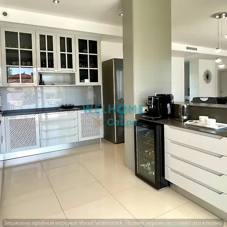 Valentina De Lujo Con Piscina